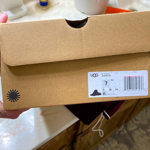 UGG Shoes - UGG SLIPPERS Size 7